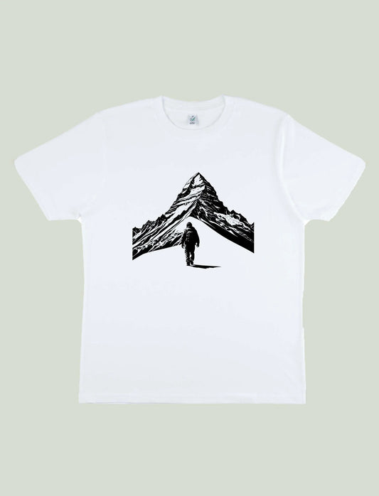Man walking the mountain - White Tshirt (kopie) Eigengewijs